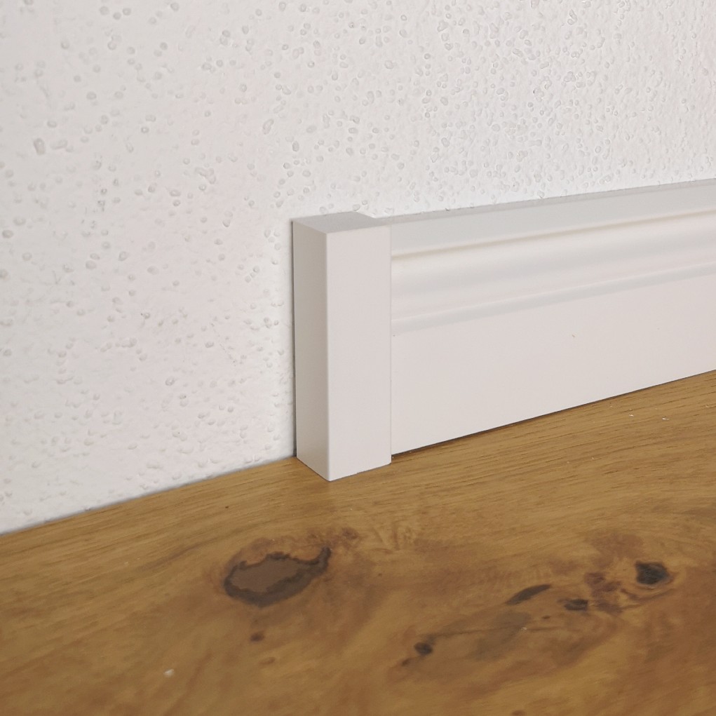 weißer Eckstab E2 in RAL 9010 aus Echtholz für Bodenleisten - Weiße  Sockelleiste | Holz Fußleiste und weiße Fußleisten