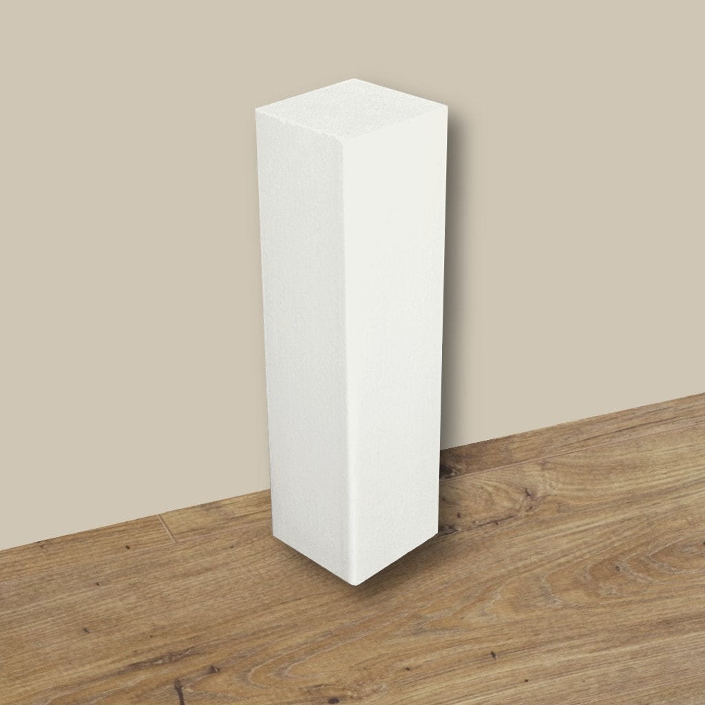 weißer Eckstab E2 in RAL 9010 aus Echtholz für Bodenleisten - Weiße  Sockelleiste | Holz Fußleiste und weiße Fußleisten